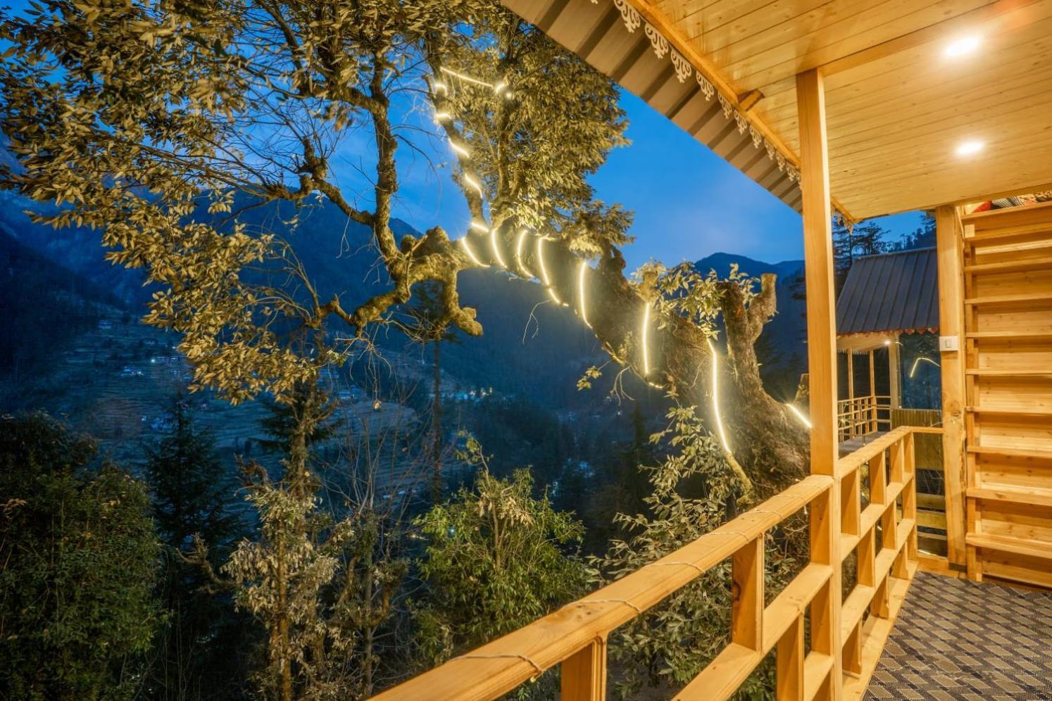 Into The Woods Treehouse Jibhi Villa ภายนอก รูปภาพ
